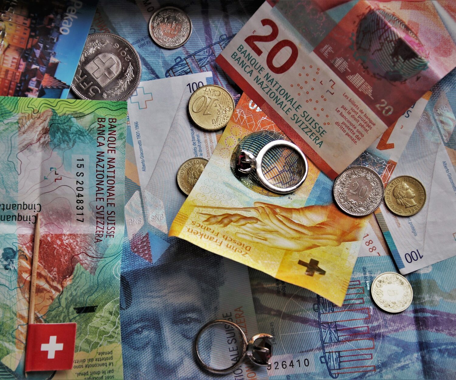 franki szwajcarskie i pierścionek
